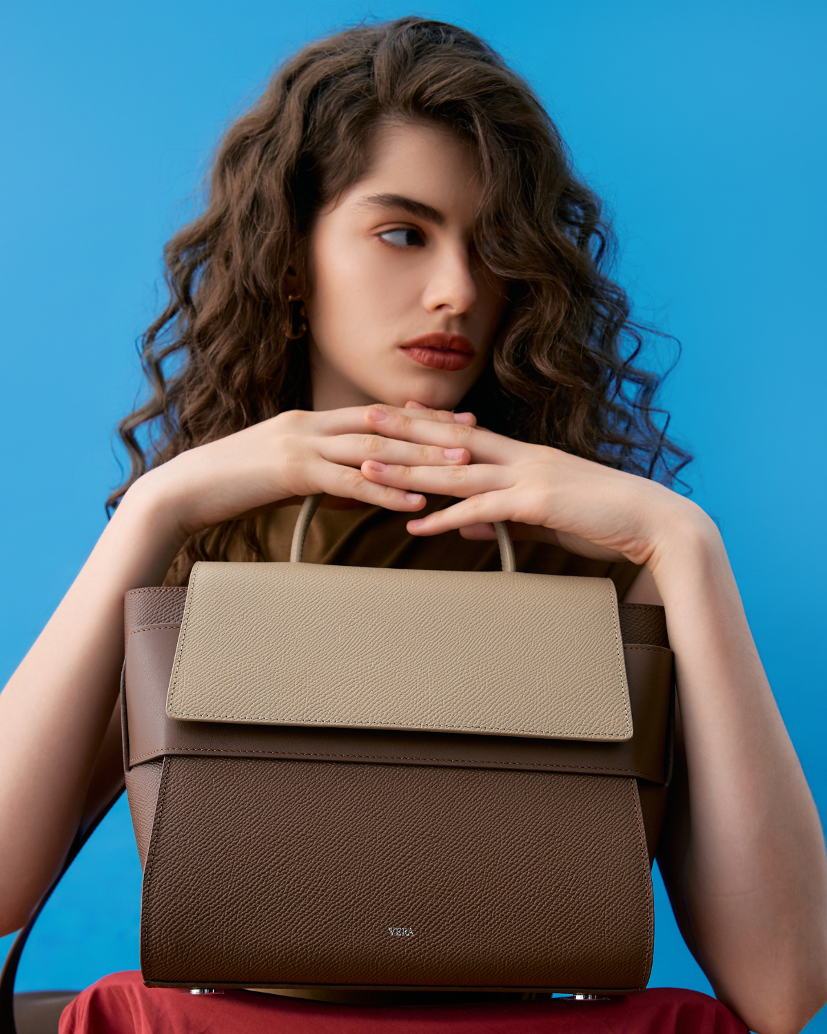 กระเป๋าถือหนังแท้ VERA Margo Leather Handbag, Size 24 สี Perfect Mocha Mousse